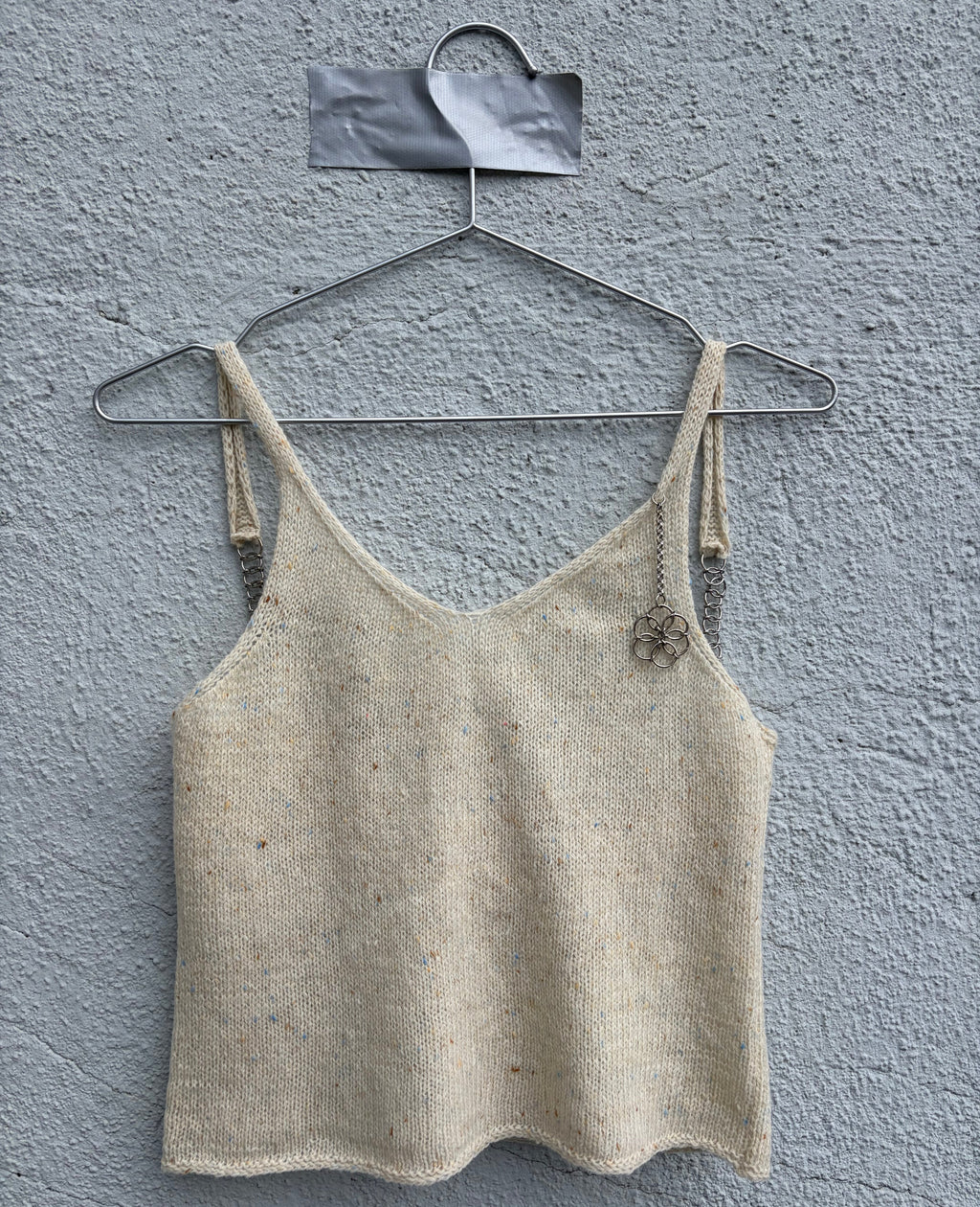 V-neck top in color ivory
